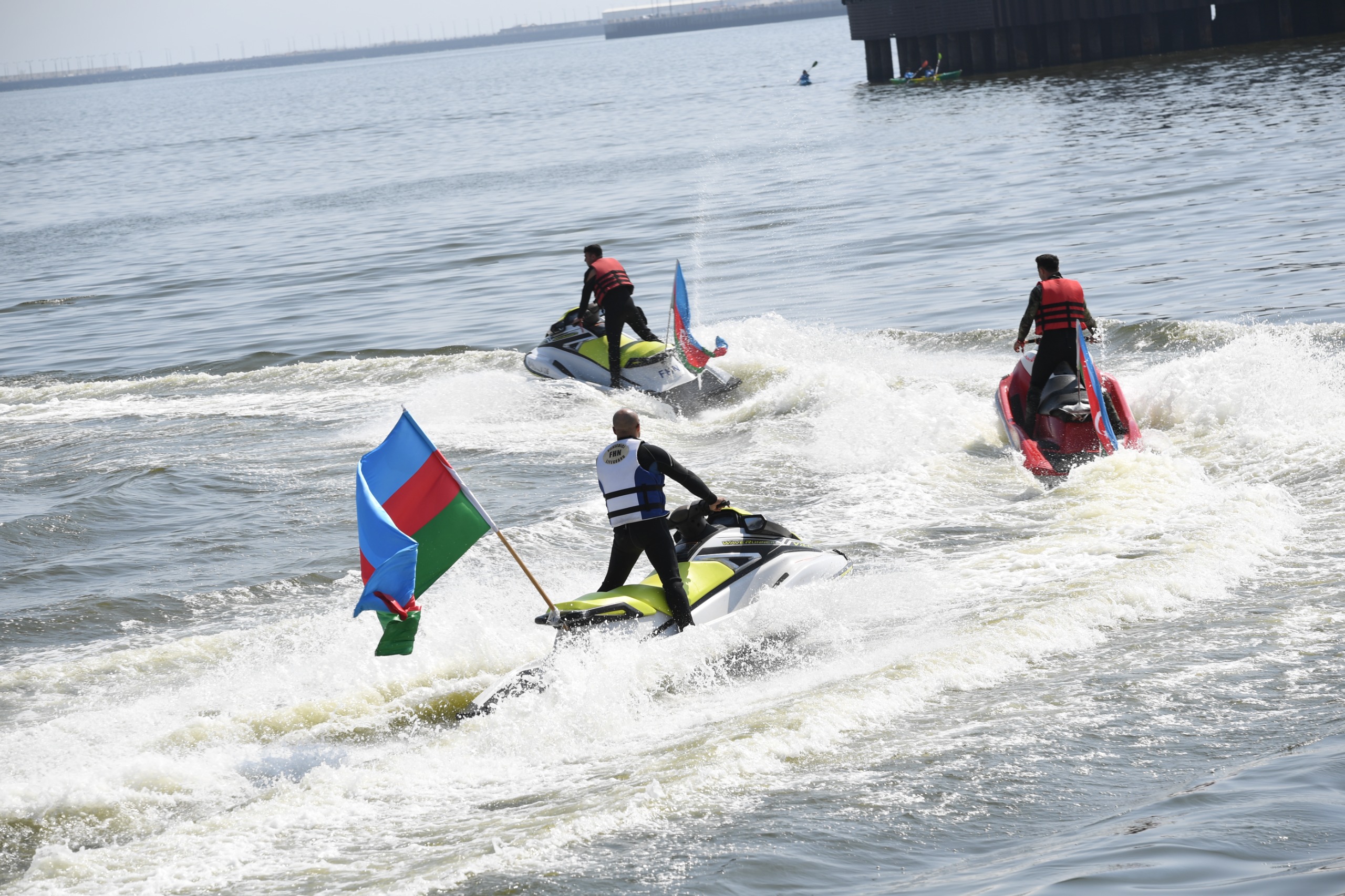 Bakıda Xəzərin suları avarçəkmə və yelkənli qayıqlarla bəzəndi (FOTO)